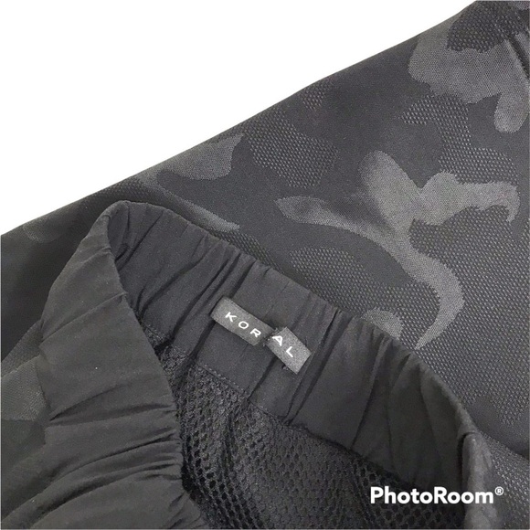 Koral black camo print pants attached adjustable belt nwot - Picture 7 of 7
